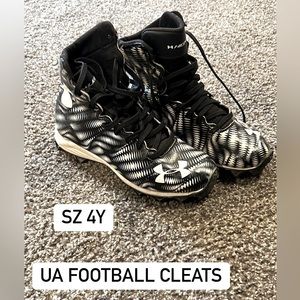 Youth football cleats